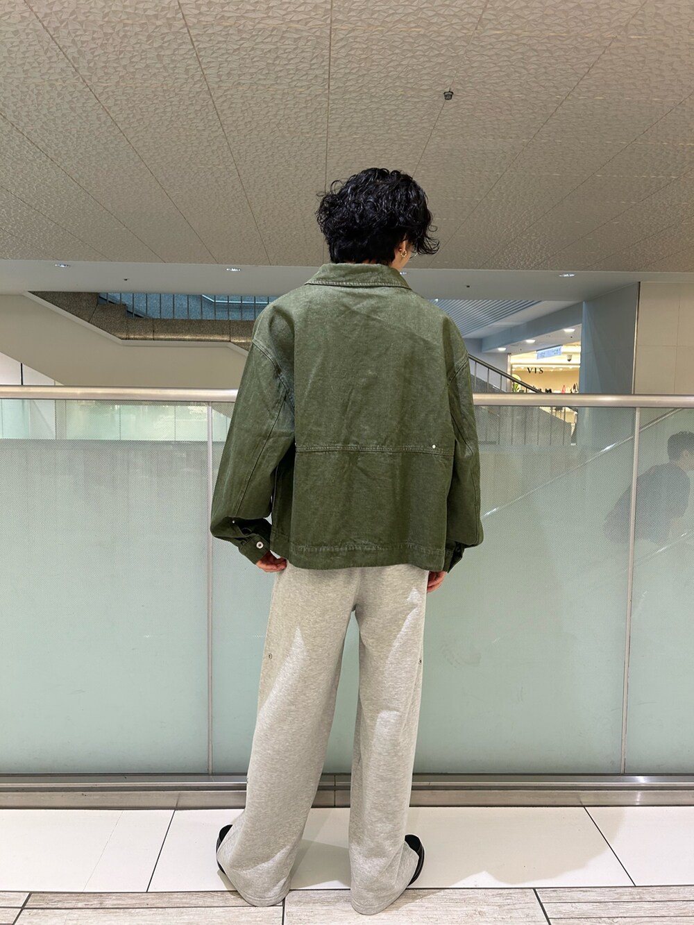 グリーン系のデニムジャケットを着用したメンズの秋コーディネートの2枚目の写真