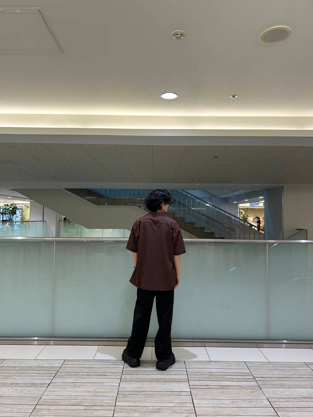 ホワイト系のTシャツ/カットソー、ブラック系のデニムパンツ、ブラウン系のシャツ/ブラウスを着用したメンズの夏コーディネートの2枚目の写真