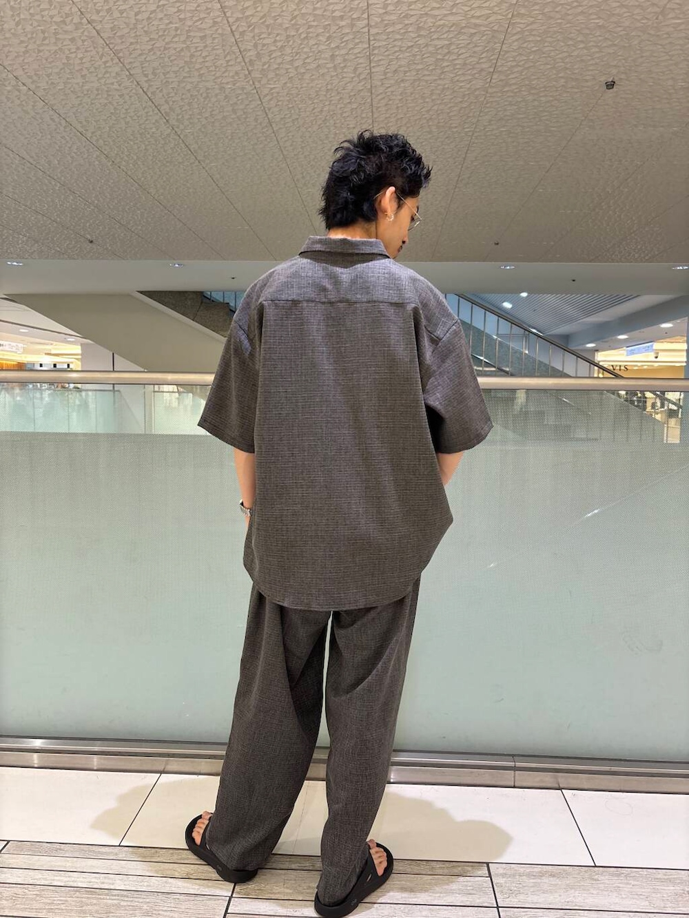 ホワイト系のタンクトップ、グレー系のシャツ/ブラウス、グレー系のその他パンツを着用したメンズの夏コーディネートの2枚目の写真