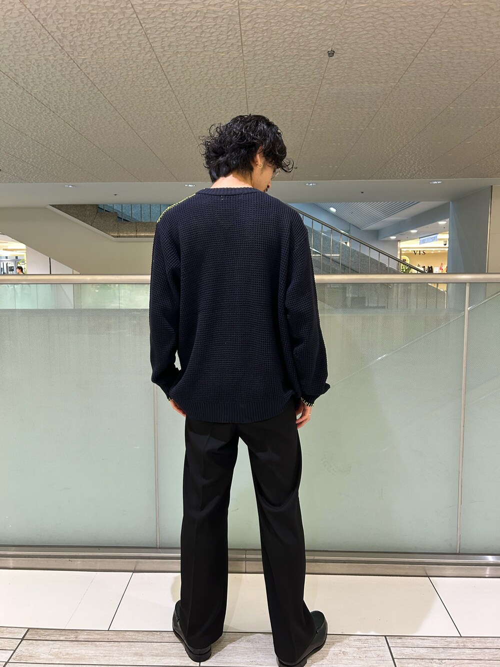 ブルー系のカーディガン/ボレロ、ブラック系のその他パンツを着用したメンズの秋コーディネートの2枚目の写真