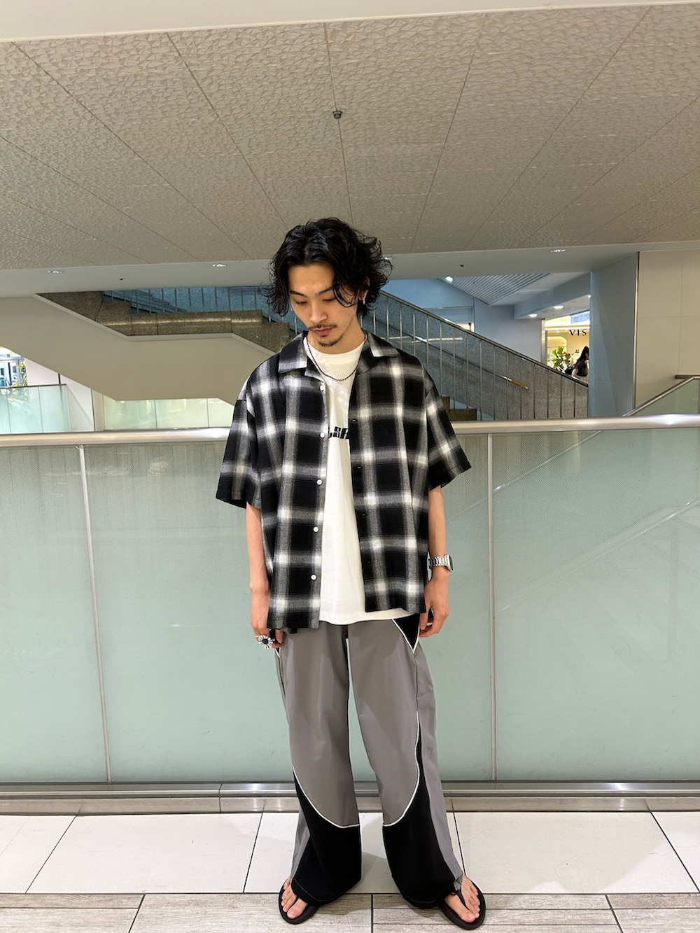 その他のシャツ/ブラウス、ホワイト系のTシャツ/カットソー、その他のその他パンツを着用したメンズの夏コーディネートの2枚目の写真