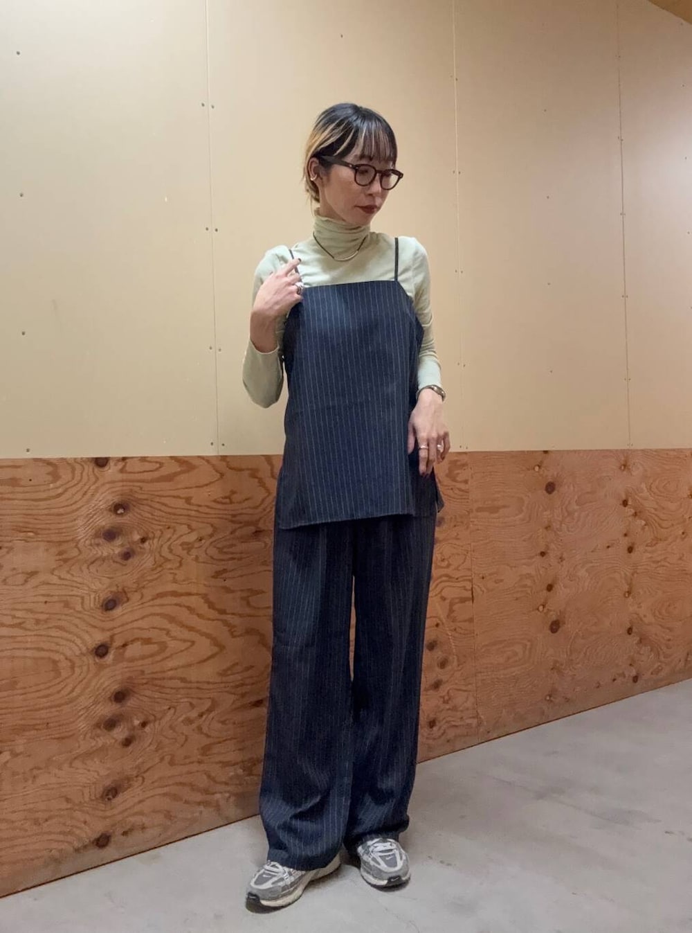 「大人カジュアル、セットアップ、カジュアルコーデ、春コーデ、春カラー、アイテムズアーバンリサーチ、items、20代コーデ、高身長、アイテムズ、164センチ、イエベ、骨格ウェーブ、イエベ秋」｜「ITEMS URBANRESEARCHのストライプキャミソール×イージーパンツセット（セットアップ、ブルー系）」を使った、田島梨々奈さん（レディース・164cm）の春コーディネートの2枚目の写真