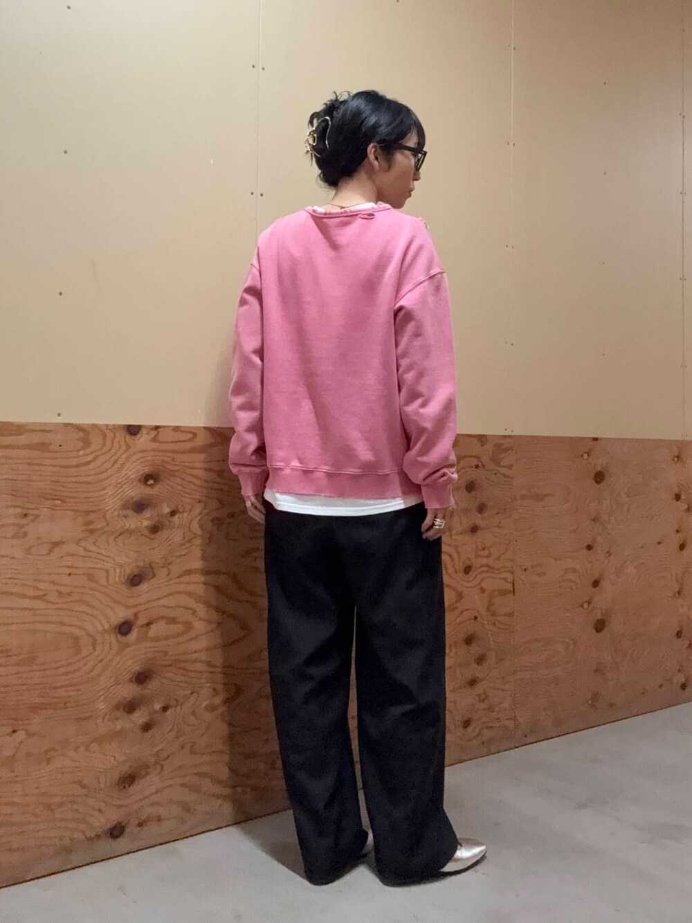 シルバー系のパンプス、ホワイト系のTシャツ/カットソー、レッド系のスウェットを着用したレディースの春コーディネートの2枚目の写真