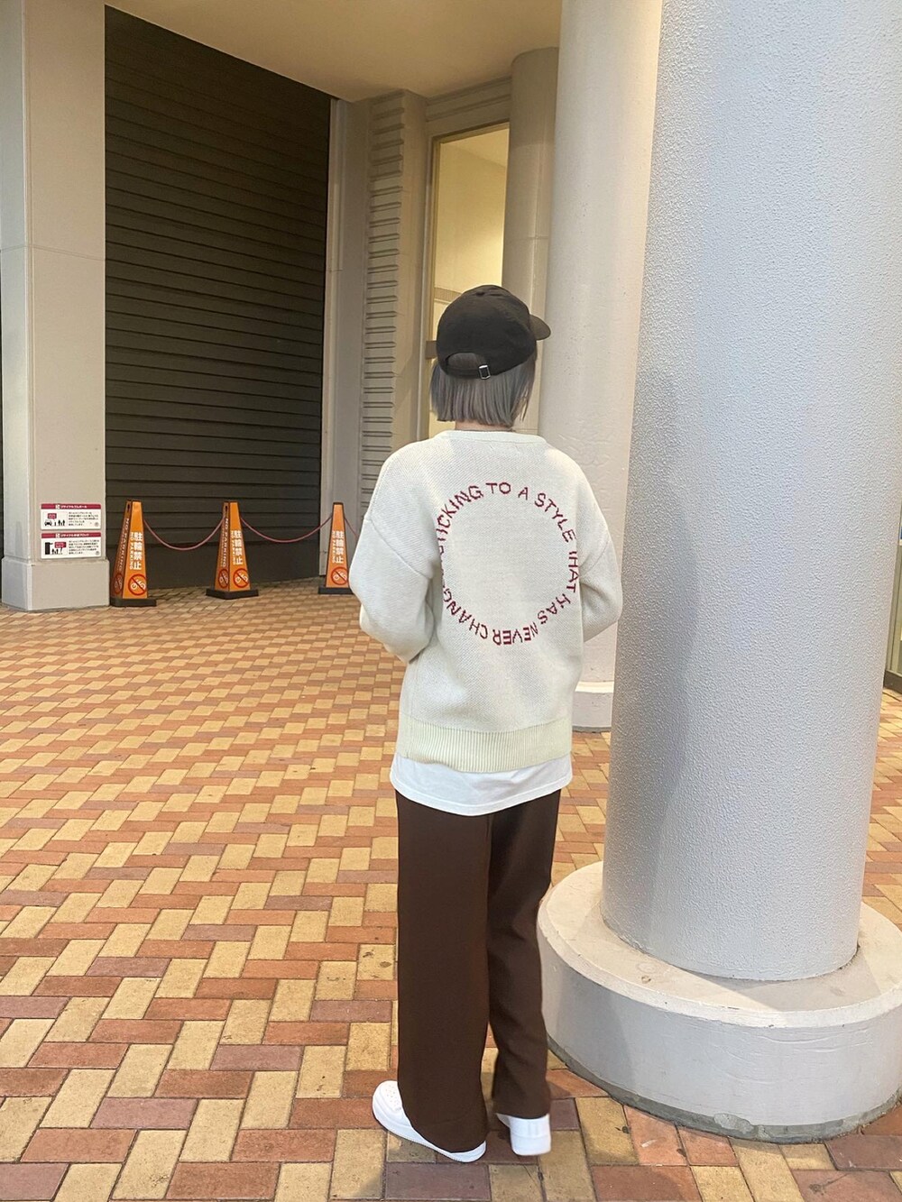 ホワイト系のニット/セーター、ブラウン系のその他パンツ、ホワイト系のスニーカーを着用したレディースの冬コーディネートの3枚目の写真