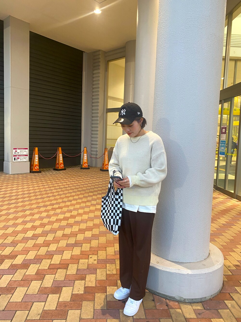 ホワイト系のニット/セーター、ブラウン系のその他パンツ、ホワイト系のスニーカーを着用したレディースの冬コーディネートの2枚目の写真