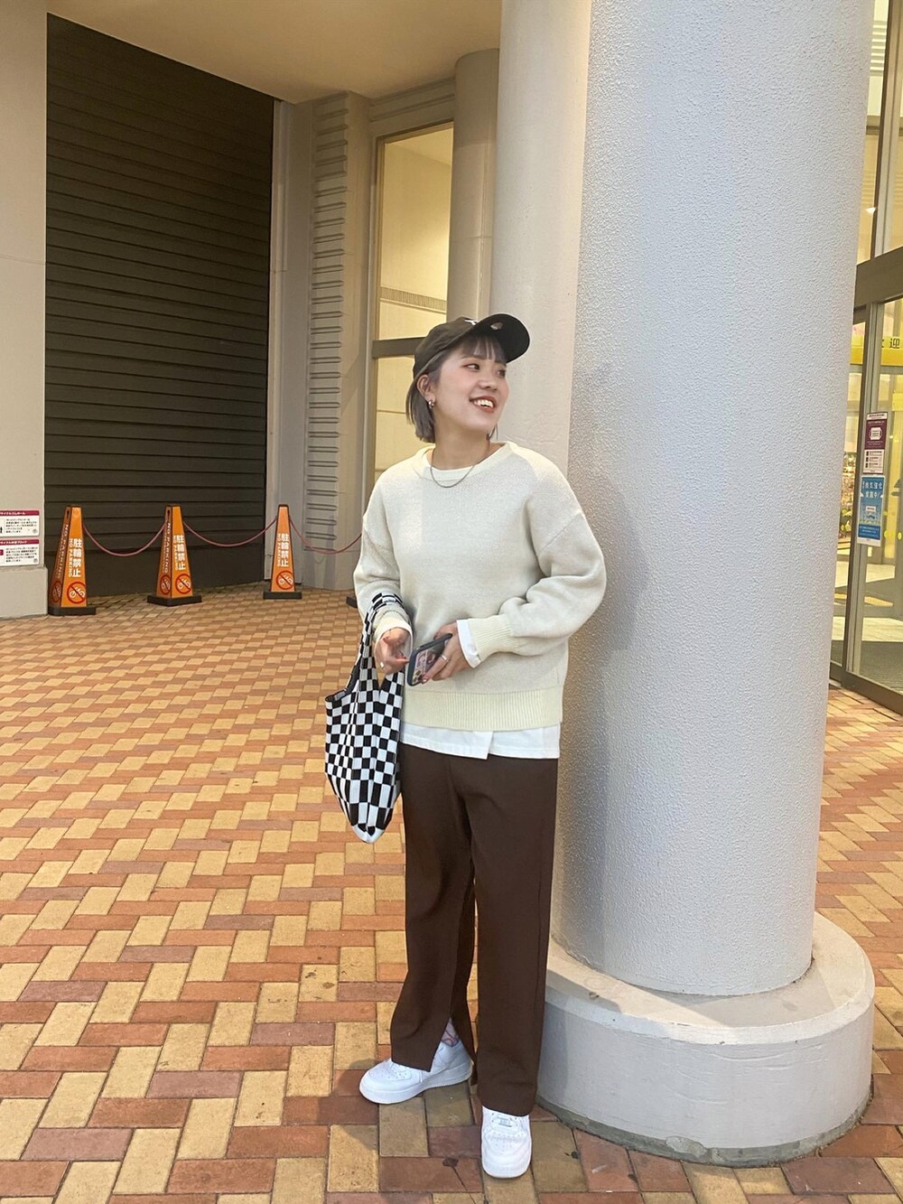 ホワイト系のニット/セーター、ブラウン系のその他パンツ、ホワイト系のスニーカーを着用したレディースの冬コーディネートの2枚目の写真