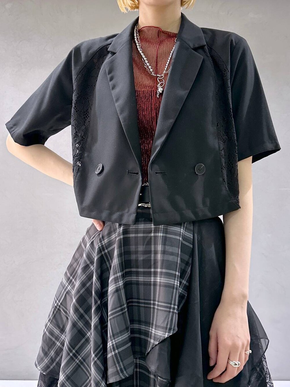 ブラック系のサンダル、ブラック系のテーラードジャケット、ブラック系のスカートを着用したレディースの春コーディネートの5枚目の写真