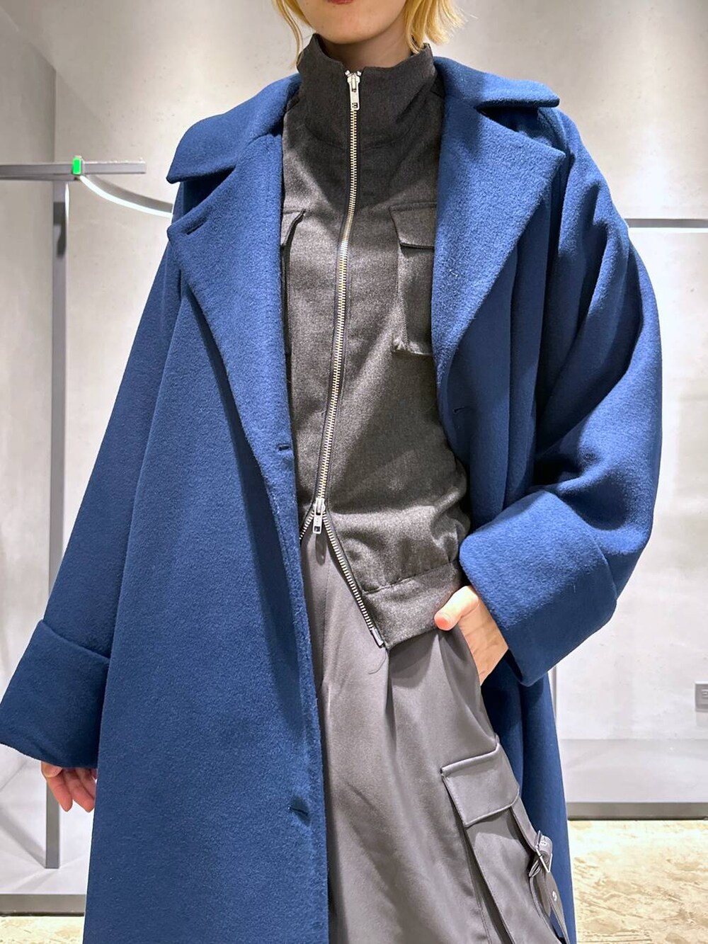 「高身長、メンズライク、女子ウケ、休日コーデ、秋コーデ、冬コーデ、骨格ウェーブ、個性派、モード、きれいめ、HARE、コート、ロングコート、ブーツ、アウター」｜「HAREの2WAYメタルカーゴパンツ(HARE)（カーゴパンツ、グレー系）」を使った、ココロさん（レディース・169cm）の冬コーディネートの7枚目の写真
