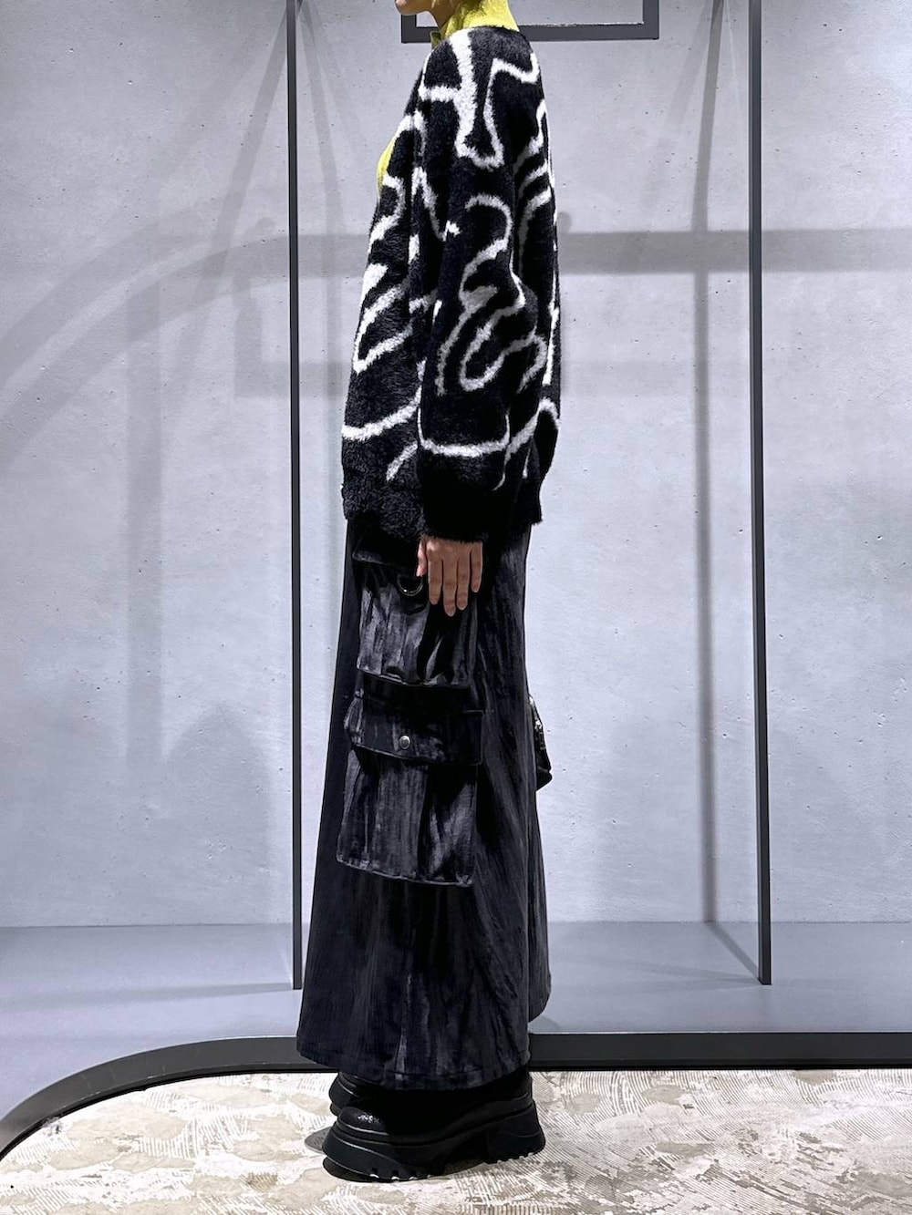 ブラック系のカーディガン/ボレロ、イエロー系のニット/セーター、ブラック系のショルダーバッグを着用したレディースの秋コーディネートの2枚目の写真