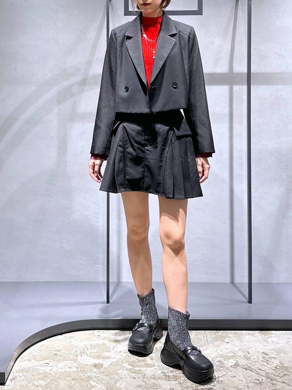 シルバー系のブーツ、ブラック系のテーラードジャケット、ブラック系のその他パンツを着用したレディースの秋コーディネートの4枚目の写真