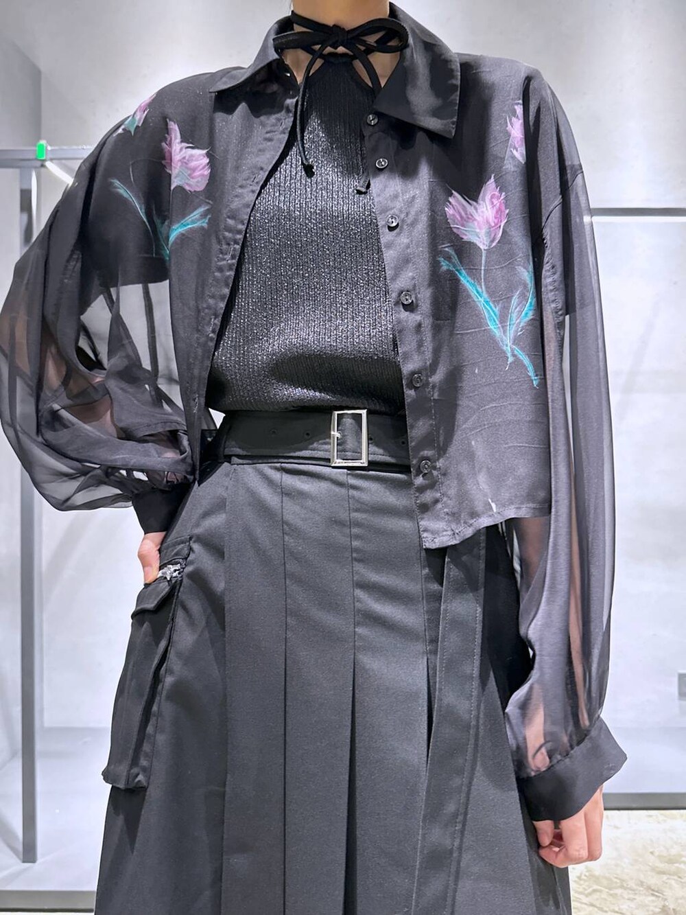 ブラック系のサンダル、ブラック系のTシャツ/カットソー、ブラック系のその他パンツを着用したレディースの春コーディネートの2枚目の写真