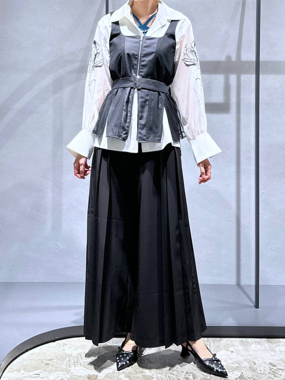 ブラック系のその他パンツ、ブルー系のタンクトップ、ホワイト系のシャツ/ブラウスを着用したレディースの夏コーディネートの4枚目の写真