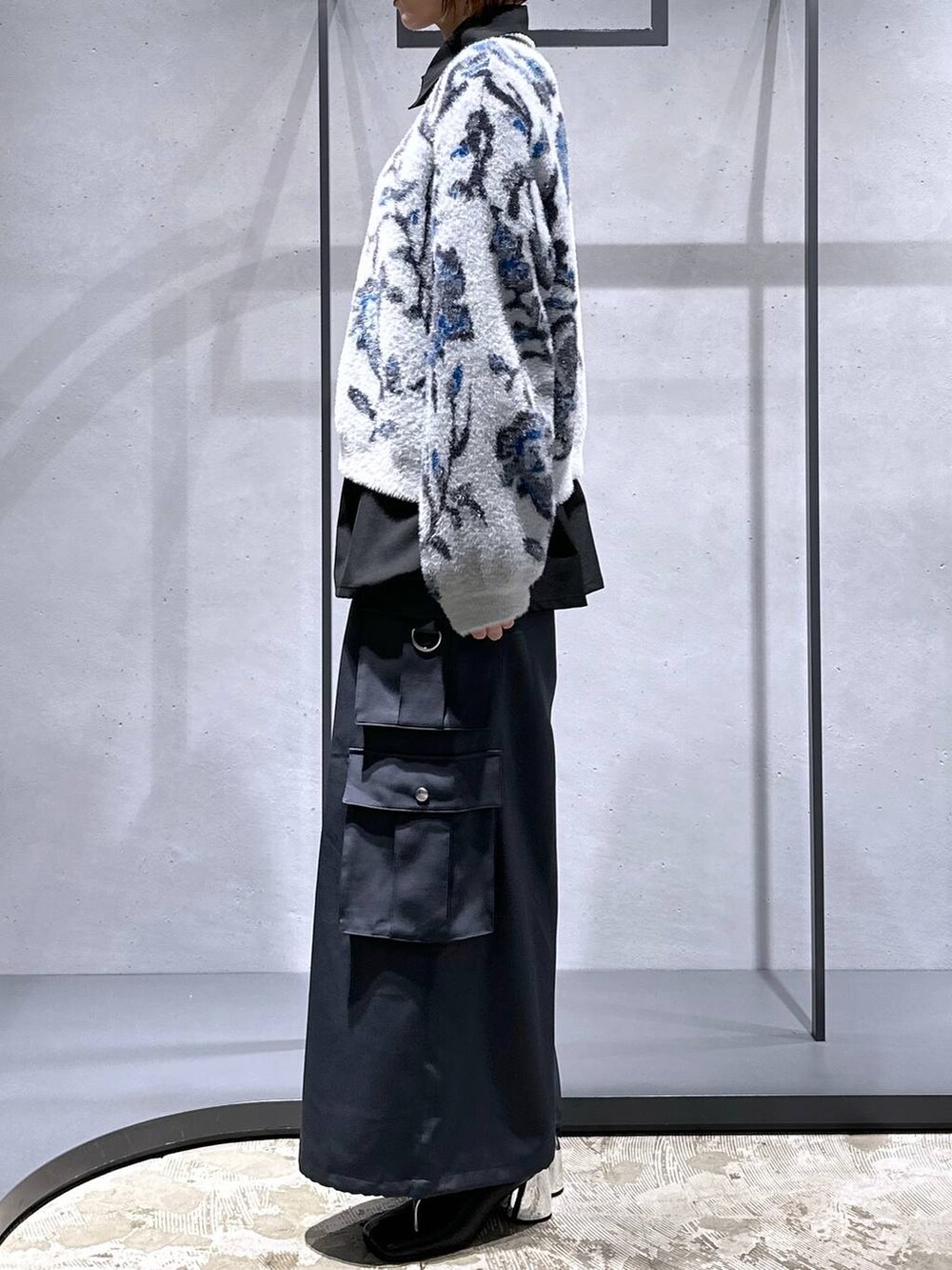 グレー系のカーディガン/ボレロ、ブラック系のブーツ、ブラック系のシャツ/ブラウスを着用したレディースの秋コーディネートの2枚目の写真