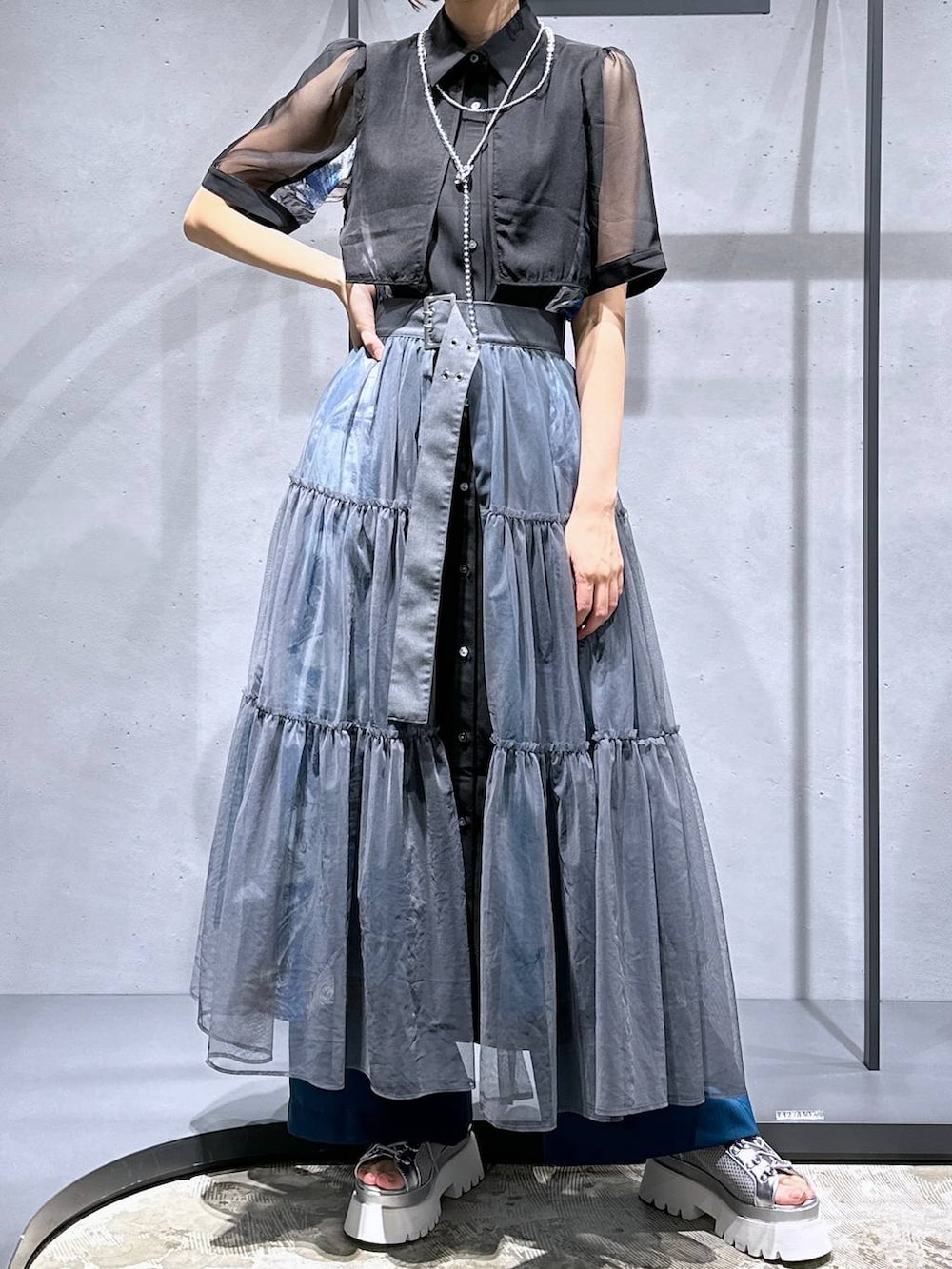 ブルー系のその他パンツ、シルバー系のサンダル、ブルー系のワンピースを着用したレディースの夏コーディネートの6枚目の写真