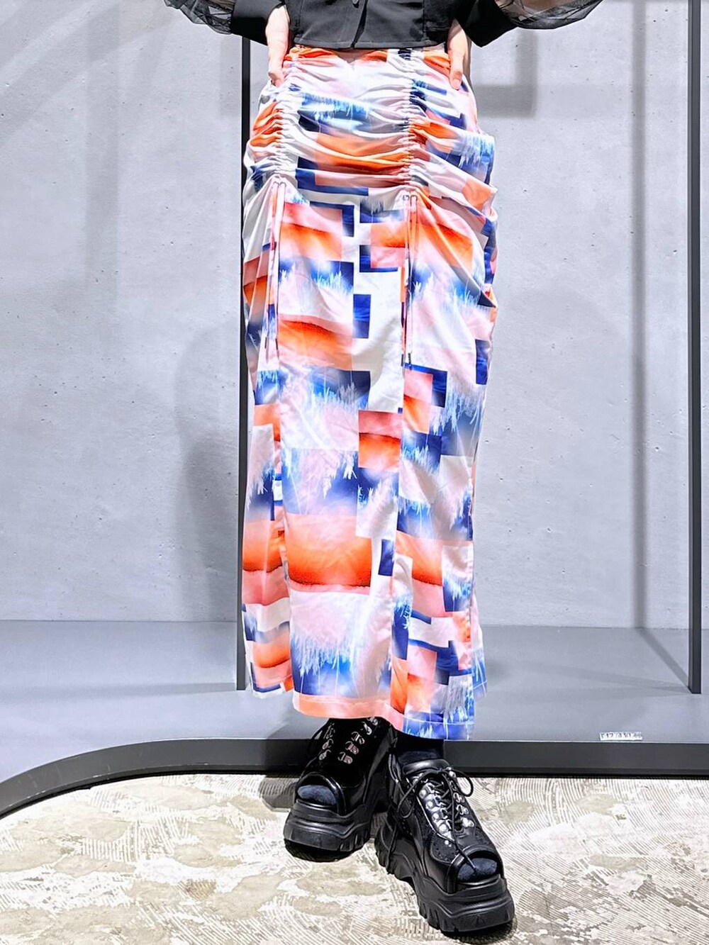 ホワイト系のスカート、ブラック系のサンダル、ブラック系のシャツ/ブラウスを着用したレディースの夏コーディネートの6枚目の写真