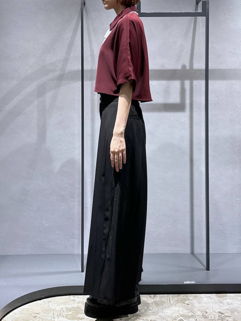 ブラック系のサンダル、ブラック系のその他パンツ、レッド系のシャツ/ブラウスを着用したレディースの夏コーディネートの3枚目の写真