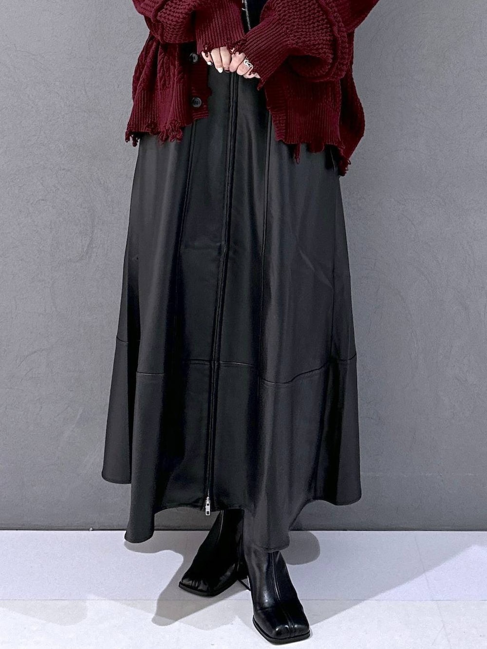 ブラック系のカーディガン/ボレロ、ブラック系のブーツ、レッド系のカーディガン/ボレロを着用したレディースの秋コーディネートの7枚目の写真