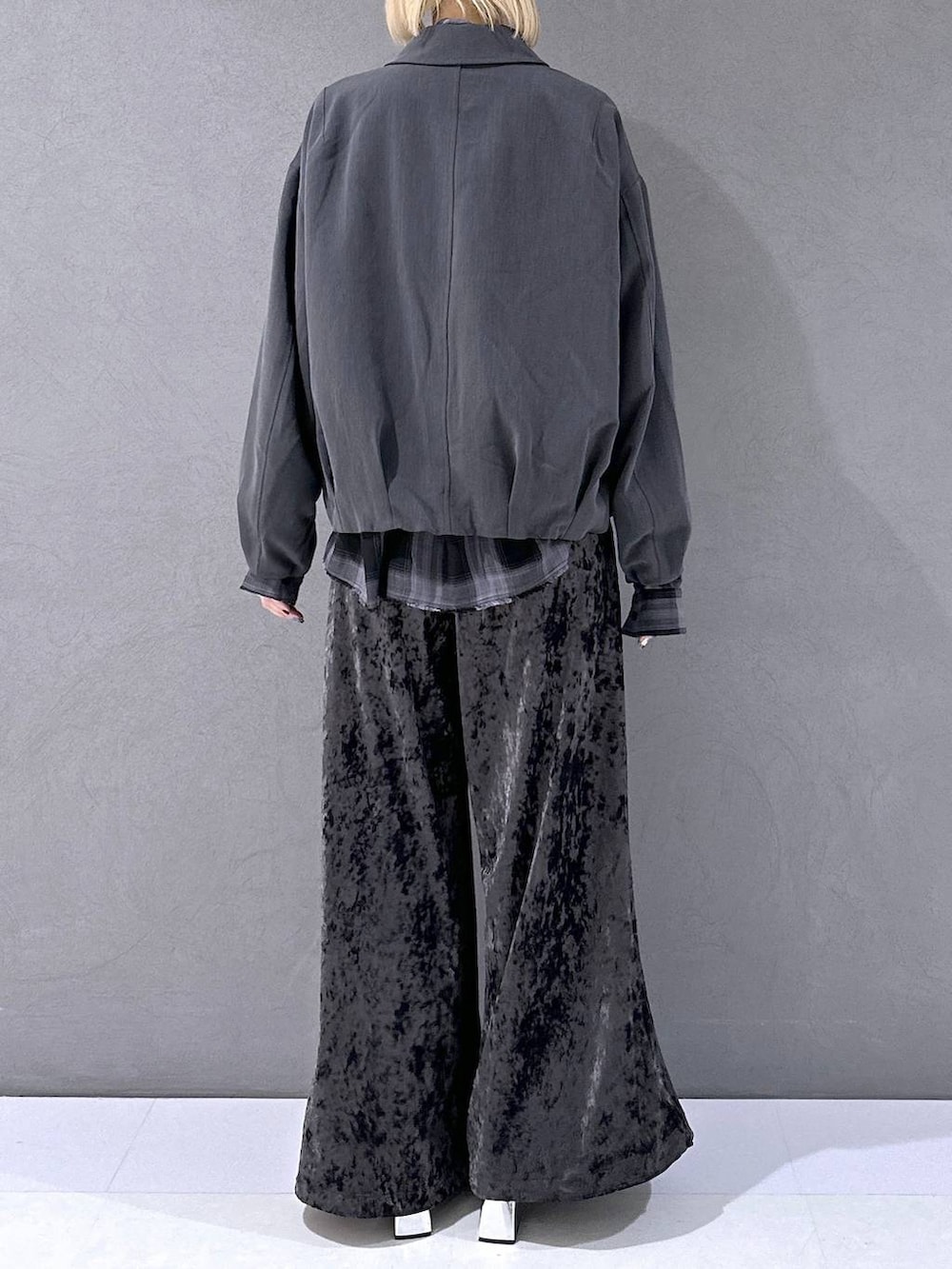 ブラック系のブーツ、ブラック系のシャツ/ブラウス、グレー系のブルゾンを着用したレディースの秋コーディネートの3枚目の写真