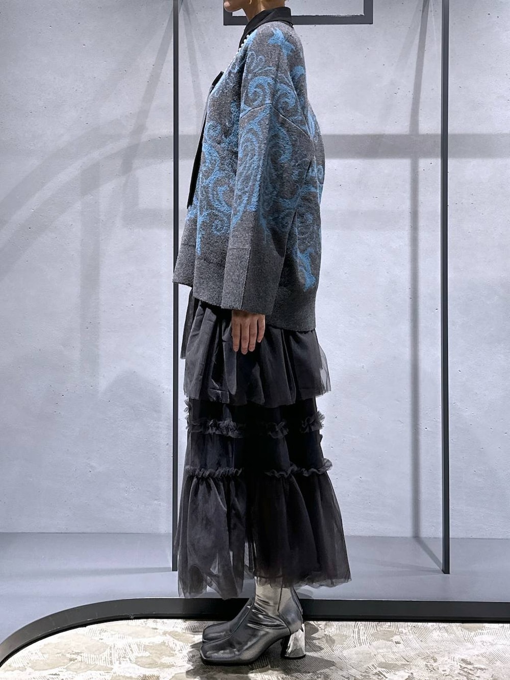 ブラック系のネクタイ、ブラック系のシャツ/ブラウス、シルバー系のブーツを着用したレディースの秋コーディネートの2枚目の写真