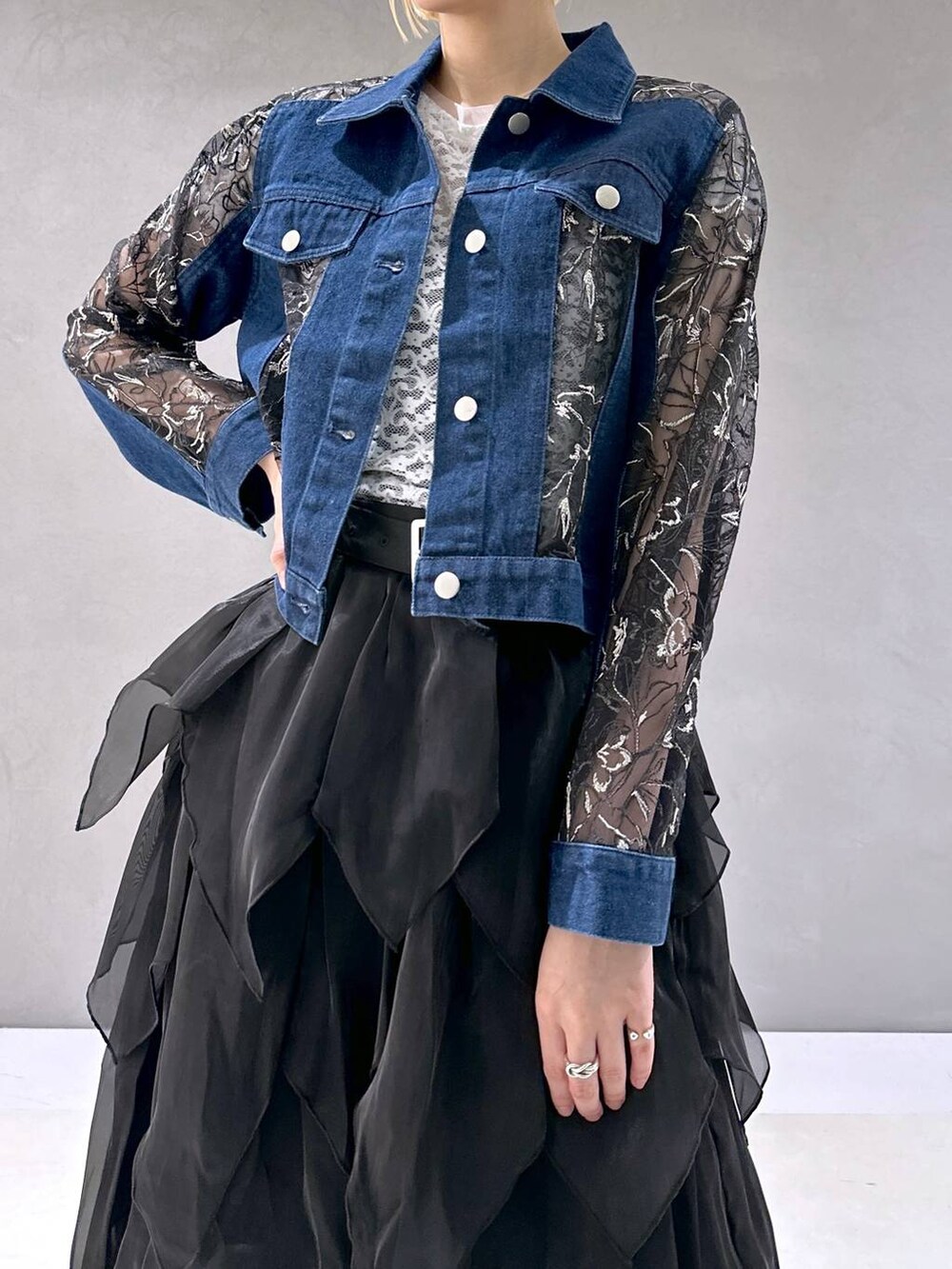 ブラック系のサンダル、ホワイト系のTシャツ/カットソー、ブラック系のスカートを着用したレディースの春コーディネートの6枚目の写真