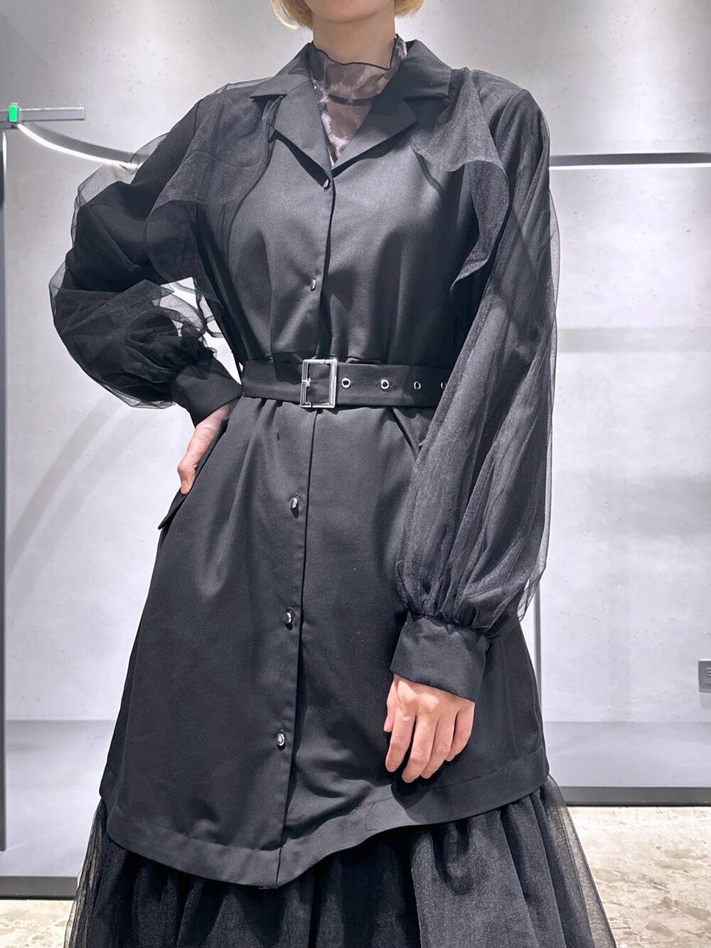 グレー系のTシャツ/カットソー、シルバー系のブーツ、ブラック系のその他パンツを着用したレディースの秋コーディネートの5枚目の写真