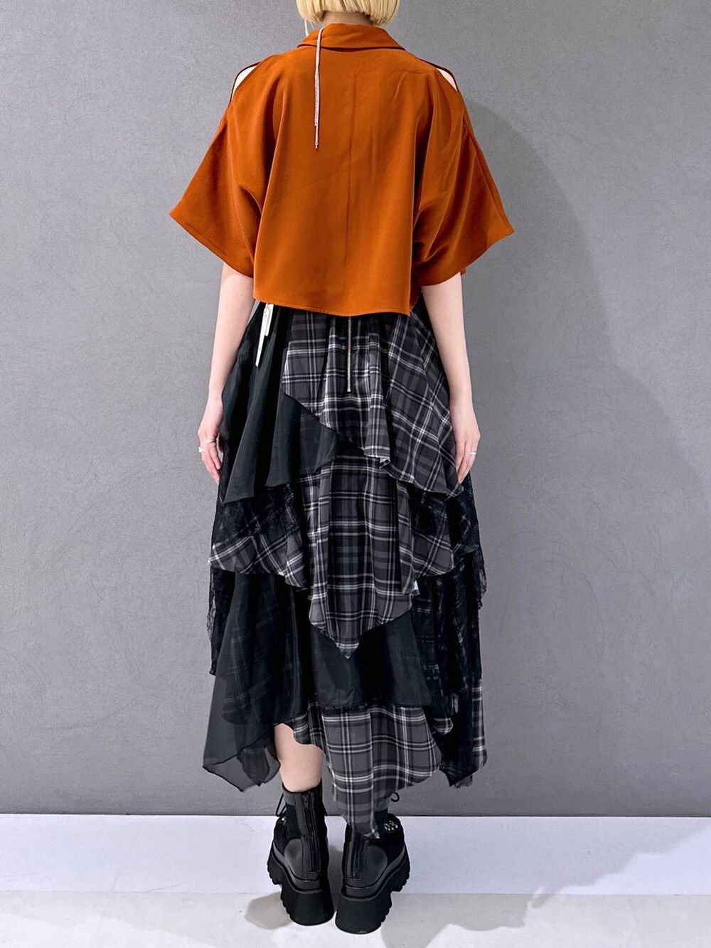 ブラック系のネクタイ、ブラック系のサンダル、グレー系のタンクトップを着用したレディースの春コーディネートの3枚目の写真