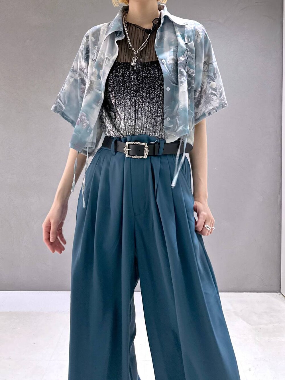 ブラック系のサンダル、ブルー系のスラックス、ブラック系のTシャツ/カットソーを着用したレディースの春コーディネートの6枚目の写真