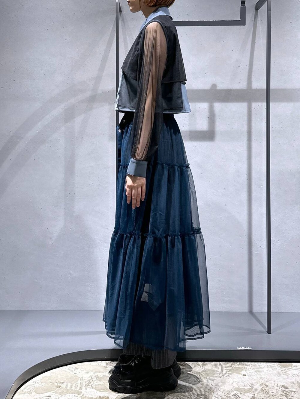 ブラック系のサンダル、グレー系のシャツ/ブラウス、その他のカーゴパンツを着用したレディースの夏コーディネートの2枚目の写真