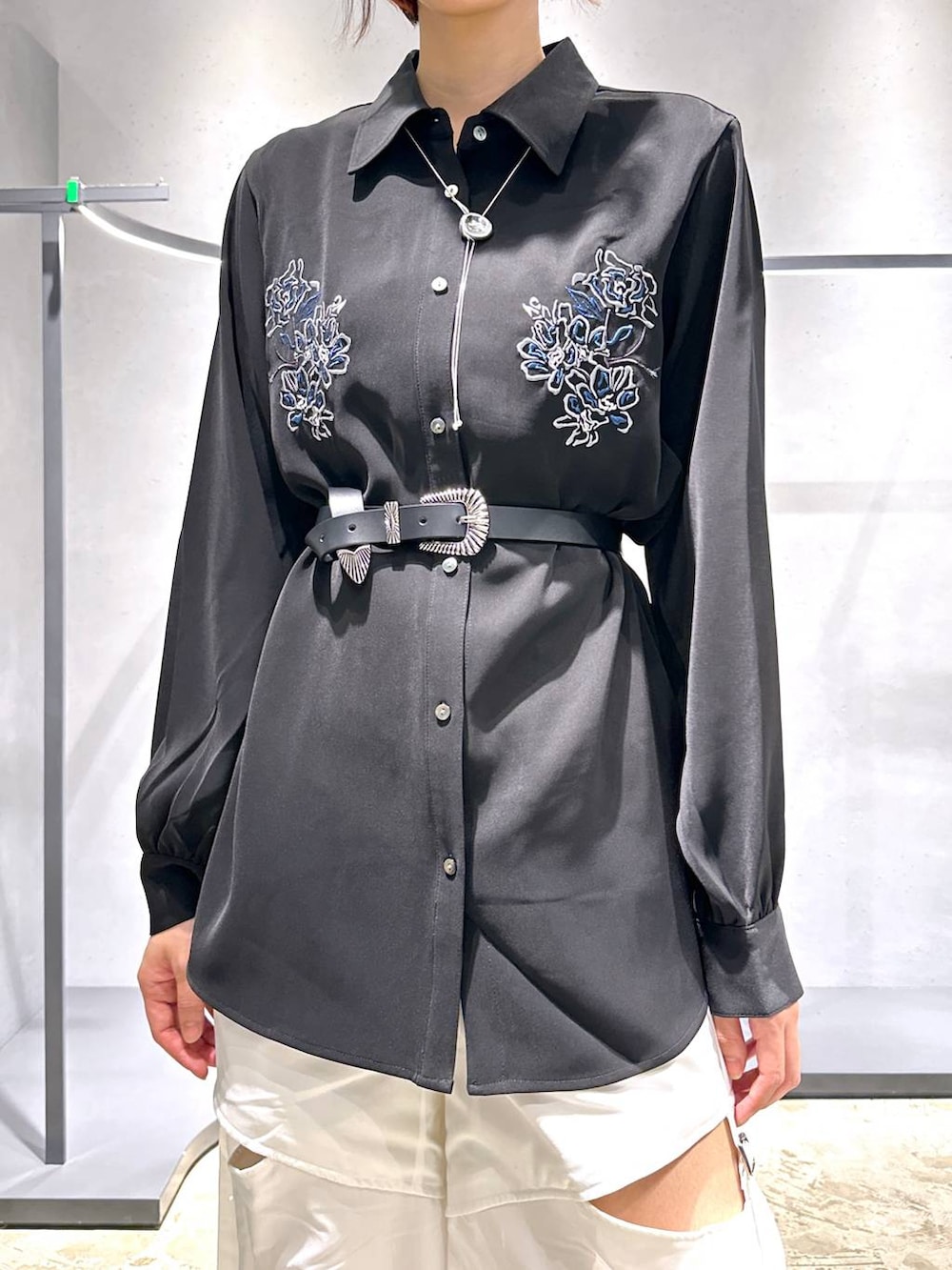 ブラック系のシャツ/ブラウス、ホワイト系のその他パンツ、ブラック系のローファーを着用したレディースの夏コーディネートの5枚目の写真