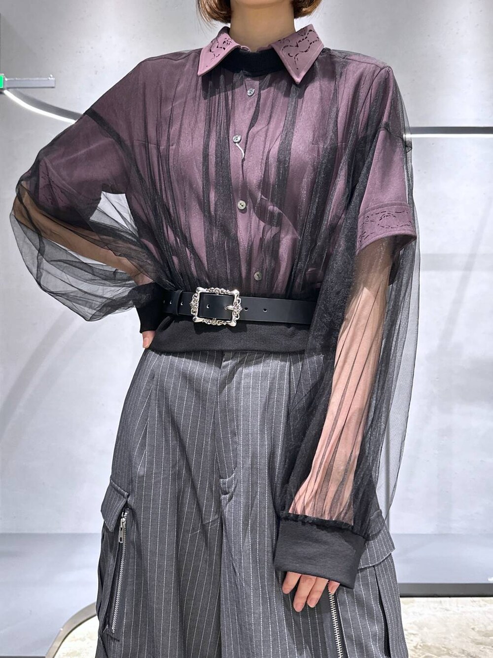 ピンク系のシャツ/ブラウス、ブラック系のパンプス、その他のカーゴパンツを着用したレディースの夏コーディネートの5枚目の写真