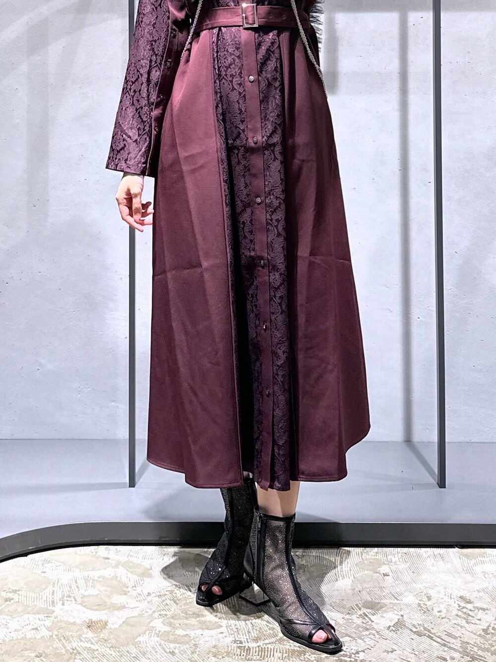 ブラック系のサンダル、レッド系のワンピース、ブラック系のサスペンダーを着用したレディースの夏コーディネートの6枚目の写真