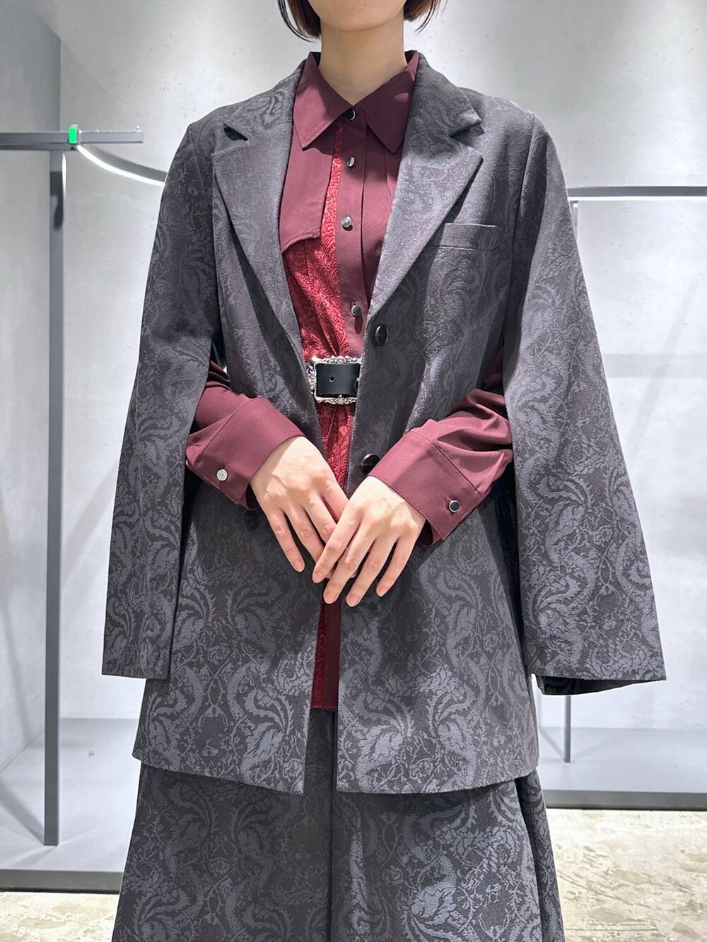 シルバー系のブーツ、グレー系のその他パンツ、グレー系のテーラードジャケットを着用したレディースの秋コーディネートの5枚目の写真