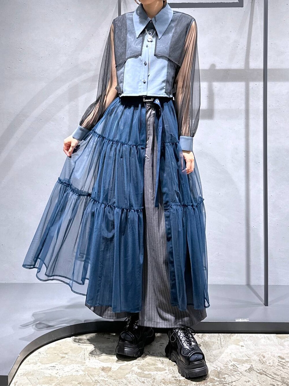 ブラック系のサンダル、グレー系のシャツ/ブラウス、その他のカーゴパンツを着用したレディースの夏コーディネートの4枚目の写真