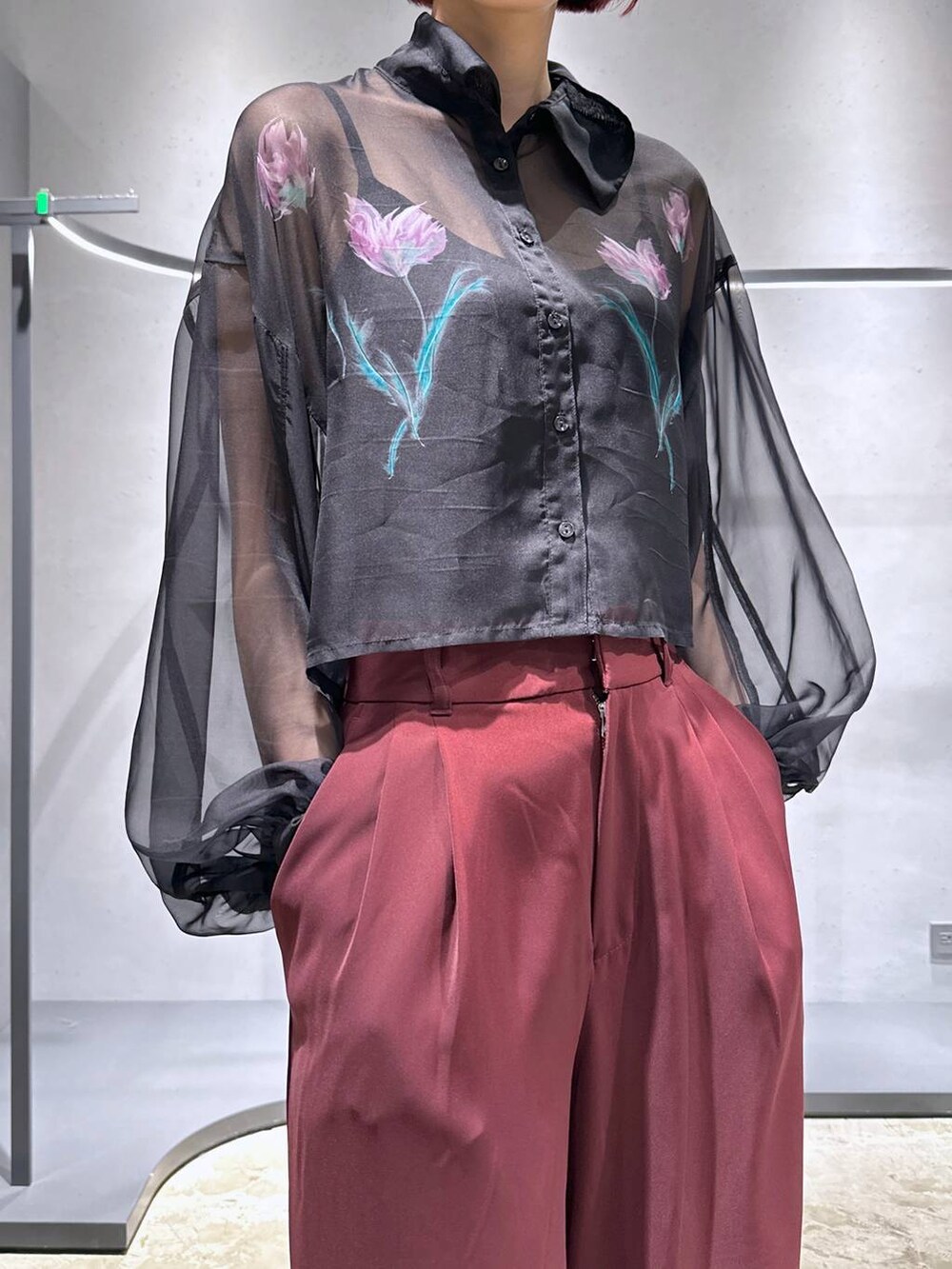 レッド系のその他パンツ、ブラック系のサンダル、ピンク系のシャツ/ブラウスを着用したレディースの春コーディネートの2枚目の写真