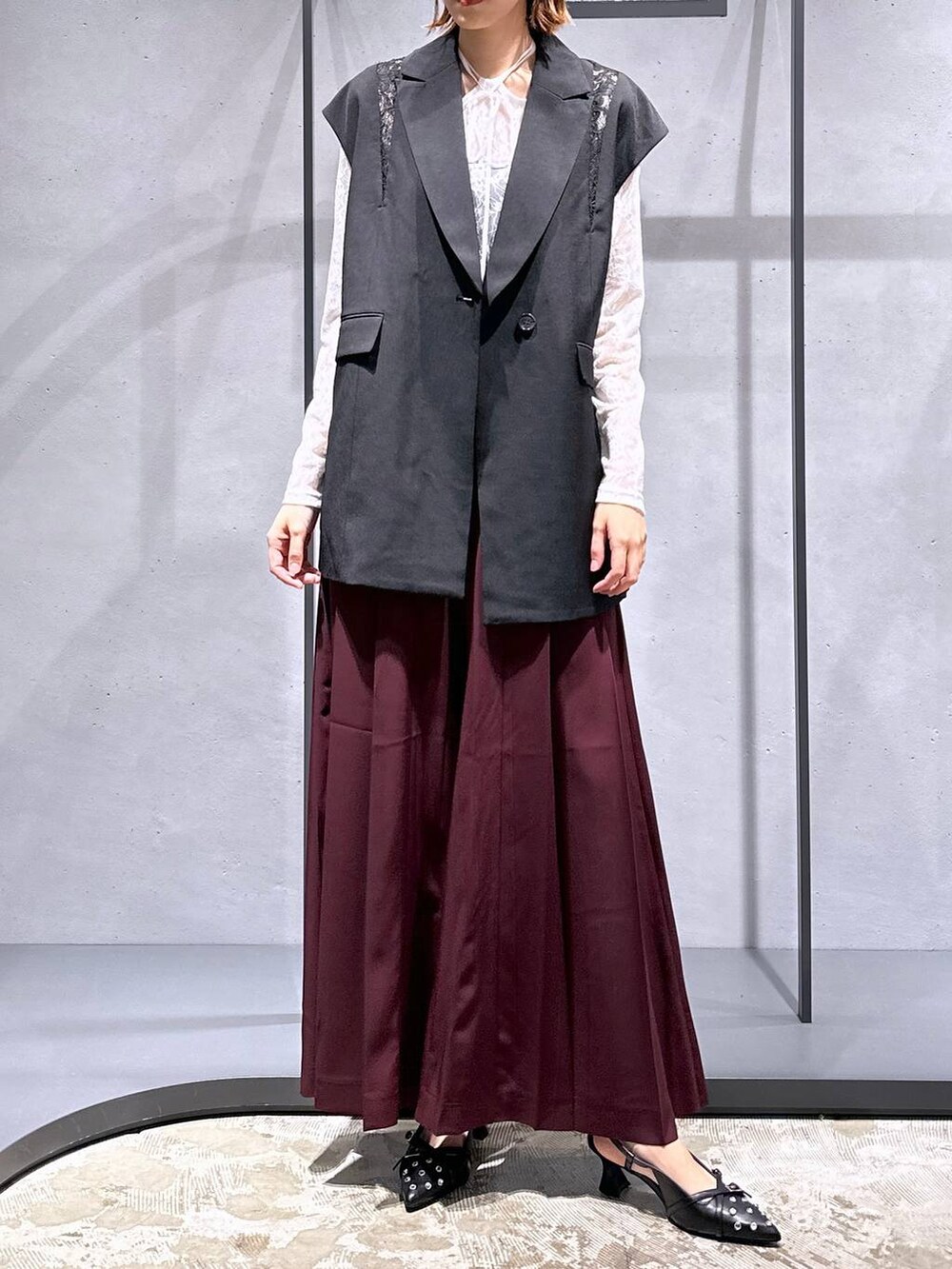 ブラック系のパンプス、ホワイト系のTシャツ/カットソー、ブラック系のテーラードジャケットを着用したレディースの夏コーディネートの3枚目の写真