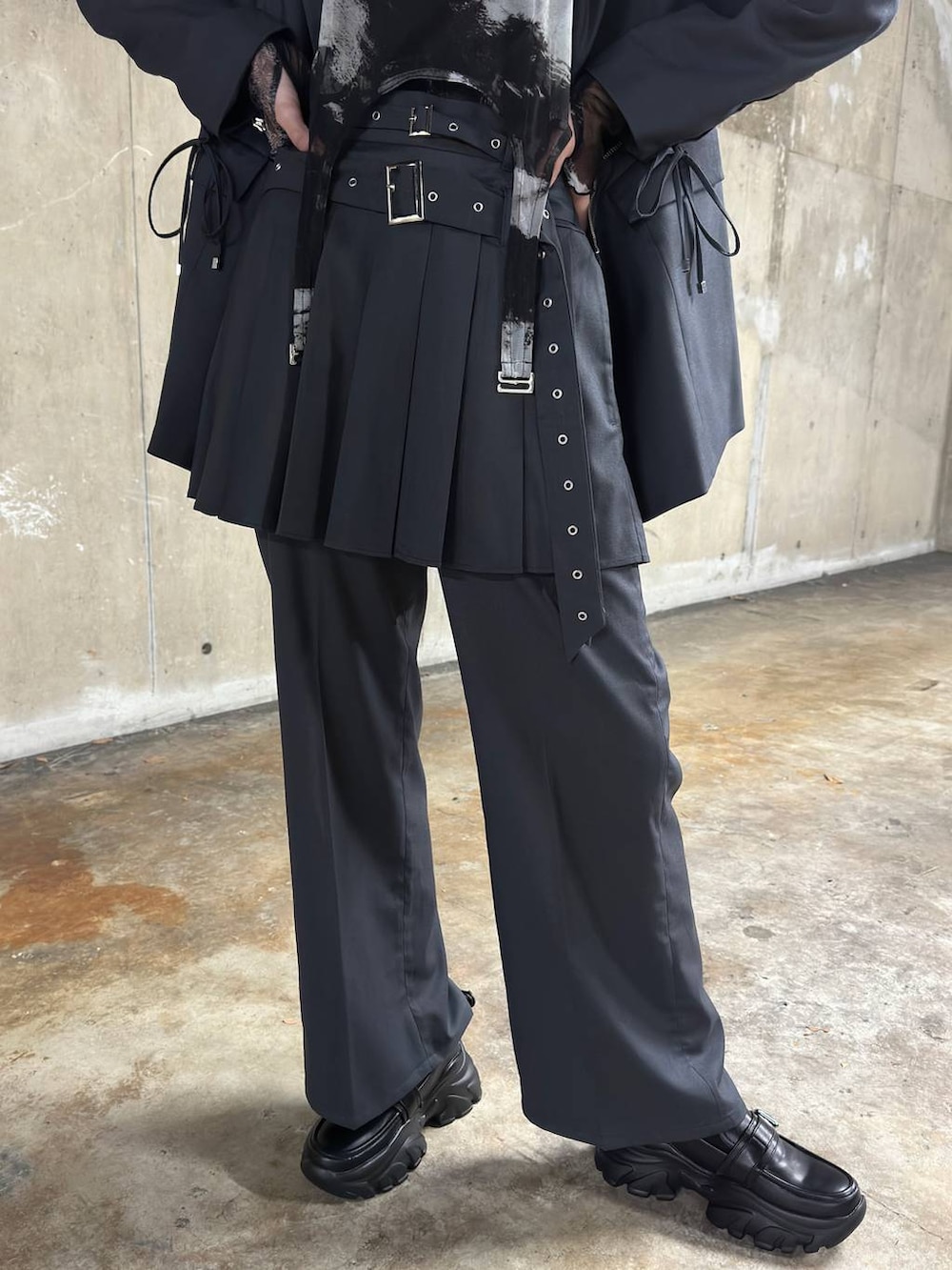 ブラック系のローファー、ブラック系のTシャツ/カットソー、グレー系のその他パンツを着用したレディースの秋コーディネートの4枚目の写真