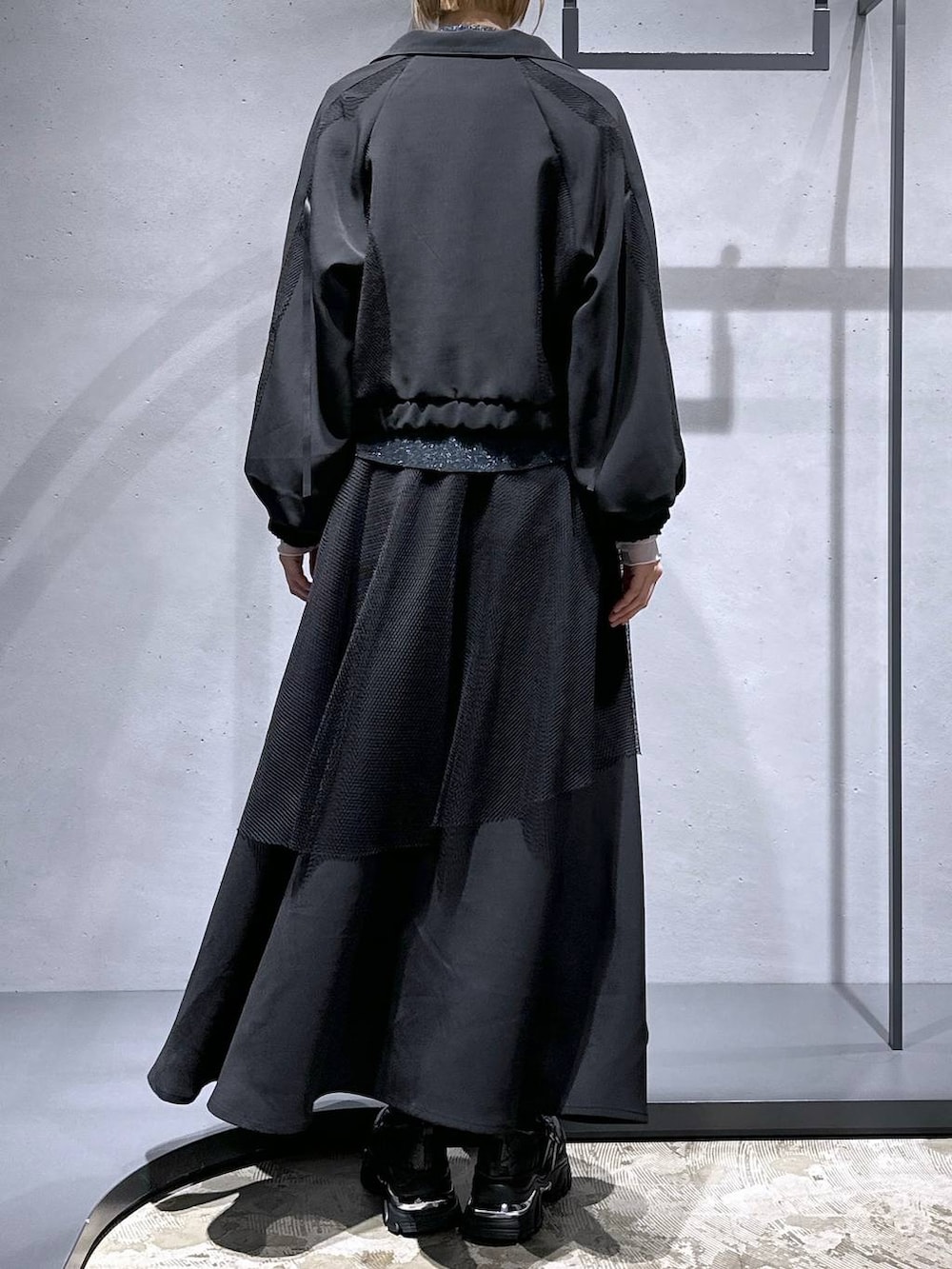 グリーン系のカーディガン/ボレロ、ブラック系のTシャツ/カットソー、ブラック系のスニーカーを着用したレディースの冬コーディネートの3枚目の写真