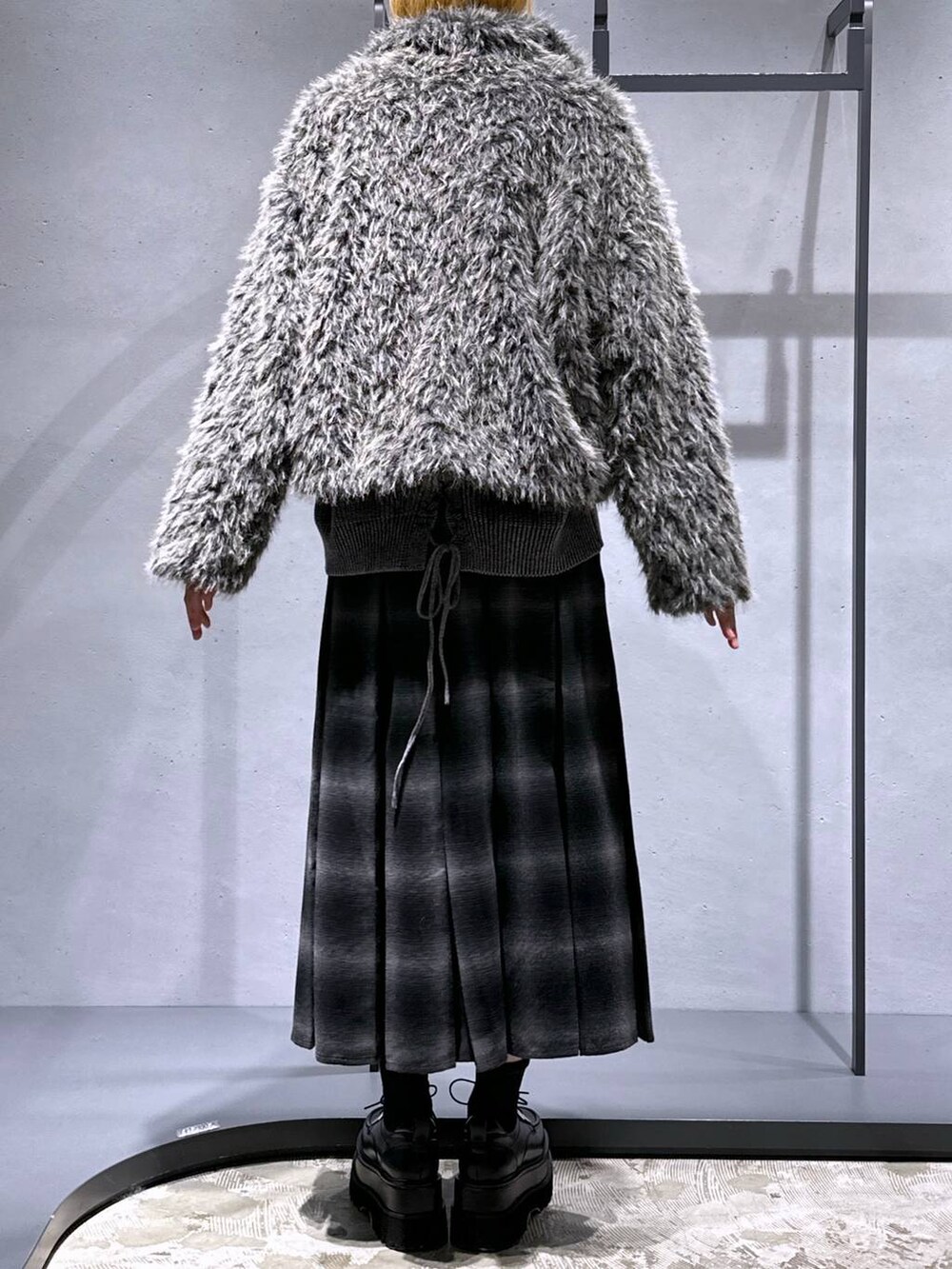 イエロー系のTシャツ/カットソー、ブラック系のドレスシューズ、ベージュ系のブルゾンを着用したレディースの秋コーディネートの3枚目の写真