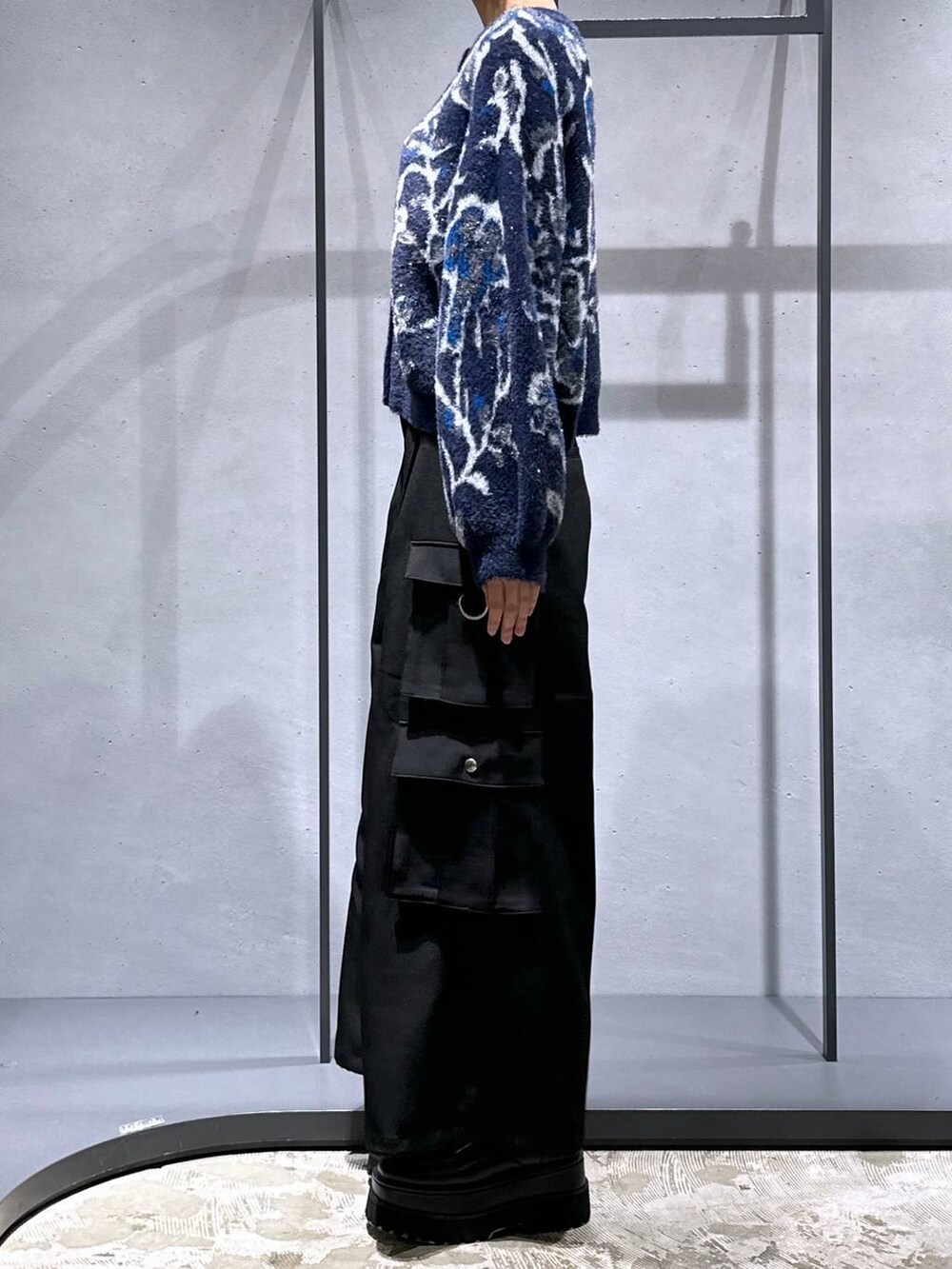 パープル系のカーディガン/ボレロ、ブラック系のショルダーバッグ、ブラック系のカーゴパンツを着用したレディースの秋コーディネートの2枚目の写真