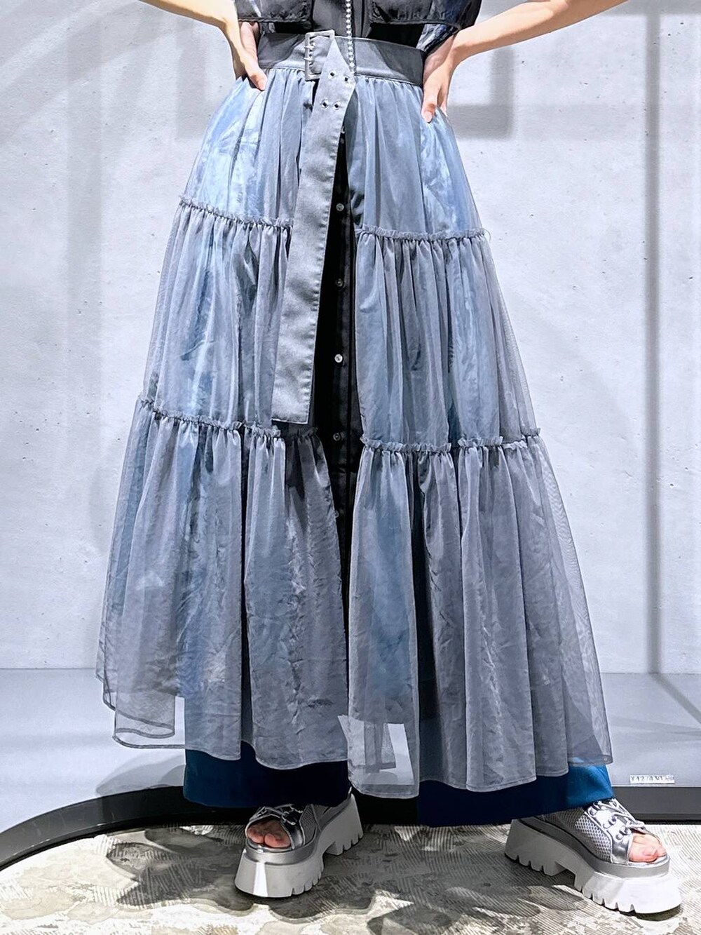 ブルー系のその他パンツ、シルバー系のサンダル、ブルー系のワンピースを着用したレディースの夏コーディネートの8枚目の写真