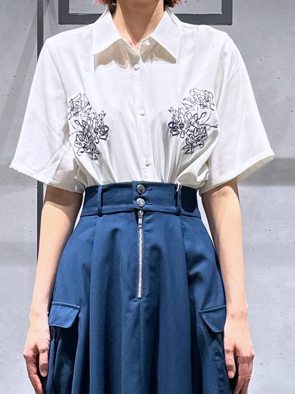 ブラック系のサンダル、ブルー系のスカート、ホワイト系のシャツ/ブラウスを着用したレディースの春コーディネートの6枚目の写真