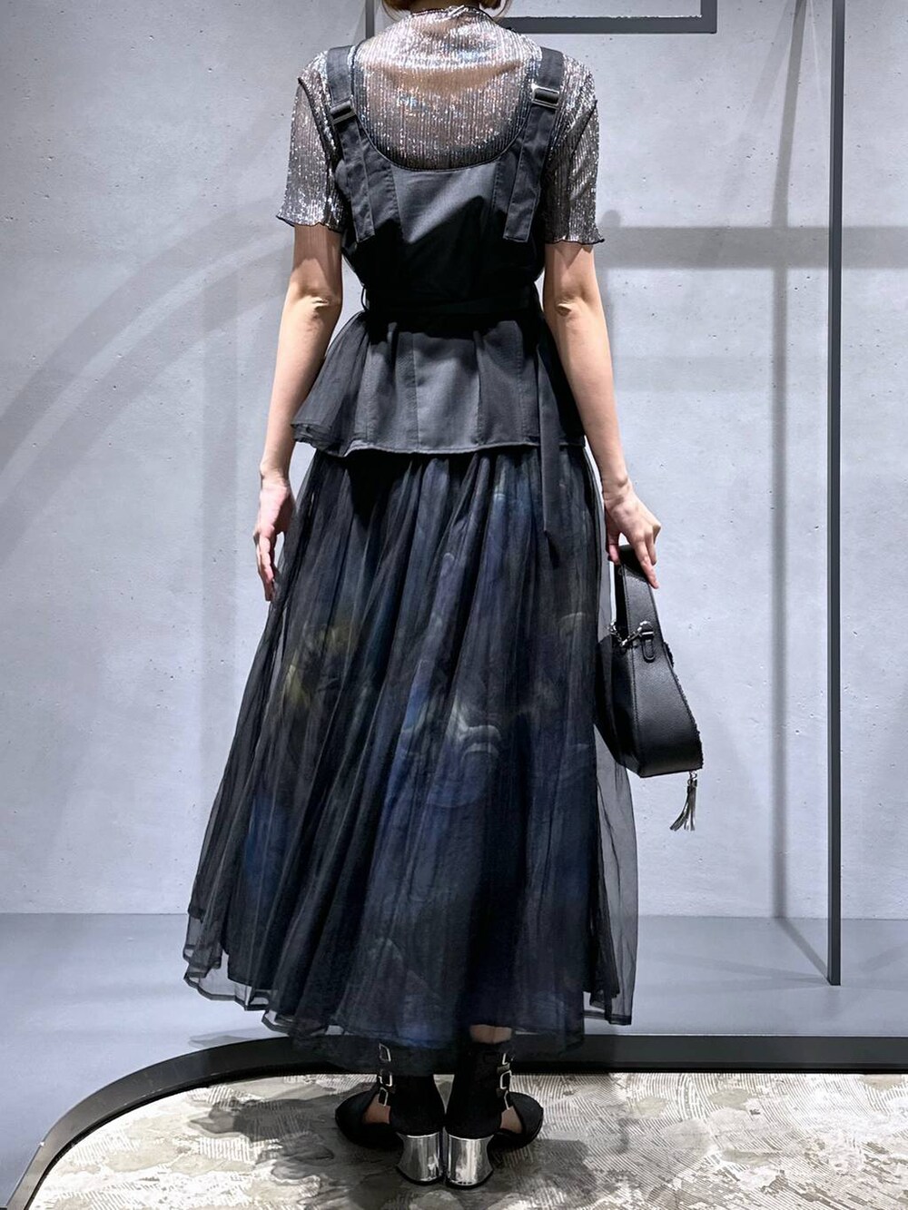 ブラック系のサンダル、ブラック系のTシャツ/カットソー、ブラック系のショルダーバッグを着用したレディースの夏コーディネートの3枚目の写真