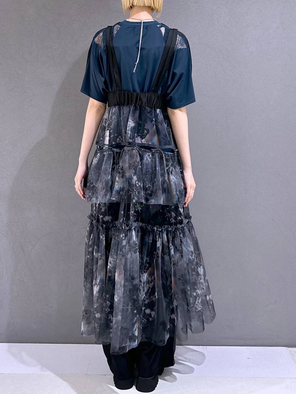 ブラック系のネクタイ、ブラック系のサンダル、グレー系のスカートを着用したレディースの春コーディネートの3枚目の写真