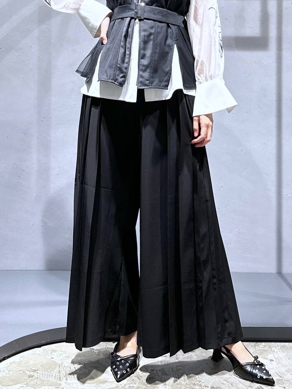 ブラック系のその他パンツ、ブルー系のタンクトップ、ホワイト系のシャツ/ブラウスを着用したレディースの夏コーディネートの6枚目の写真