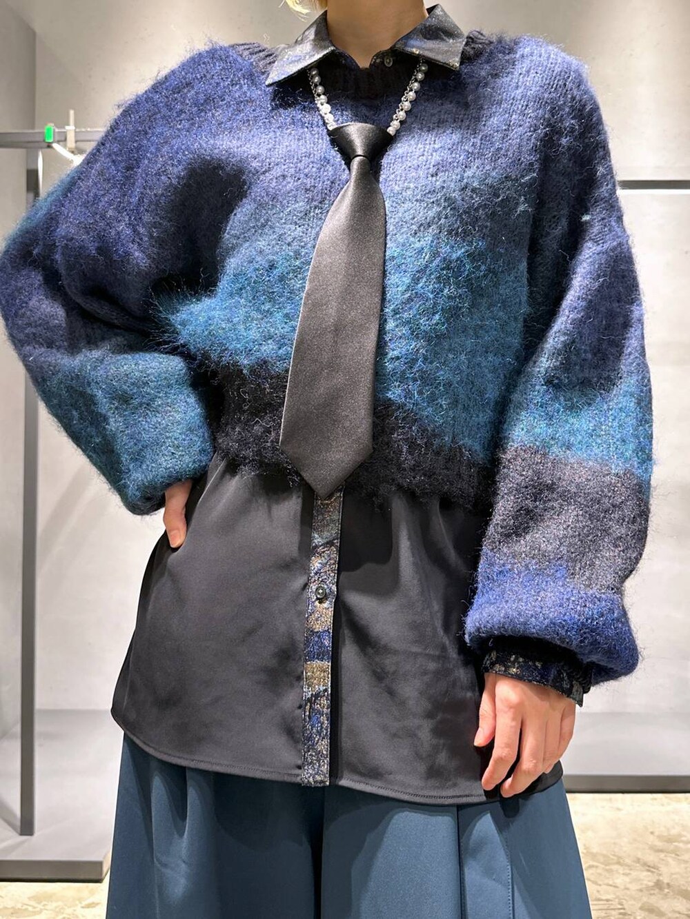 ブラック系のネクタイ、ブルー系のその他パンツ、ブラック系のブーツを着用したレディースの冬コーディネートの5枚目の写真