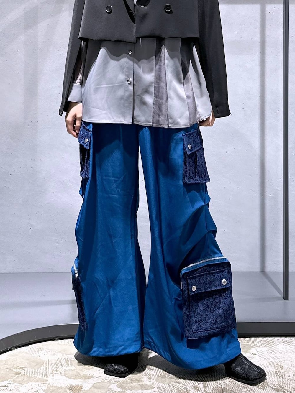 ブラック系のブーツ、グレー系のシャツ/ブラウス、ブルー系のカーゴパンツを着用したレディースの冬コーディネートの7枚目の写真