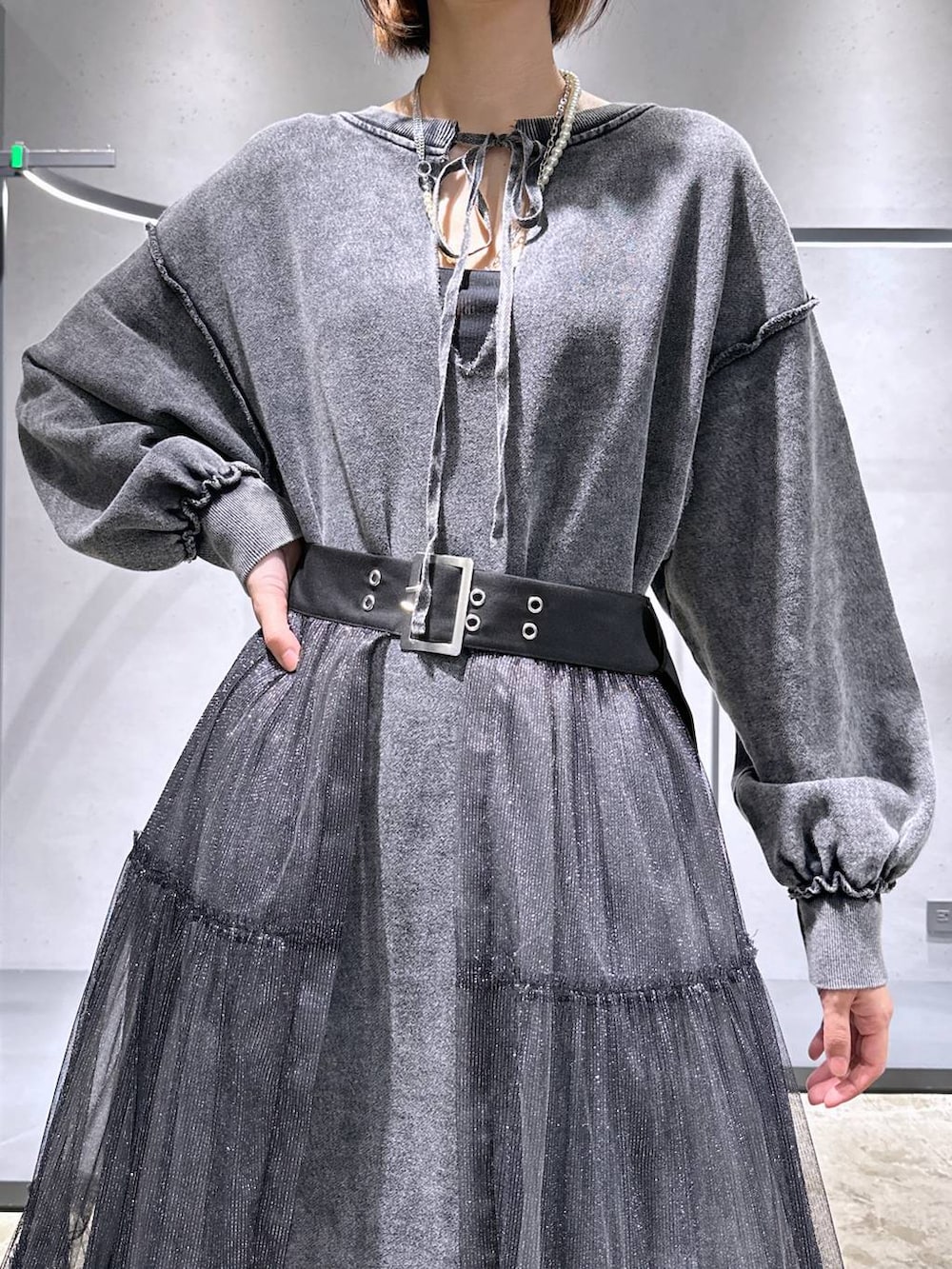 ブラック系のローファー、レッド系のその他パンツ、その他のスカートを着用したレディースの秋コーディネートの5枚目の写真