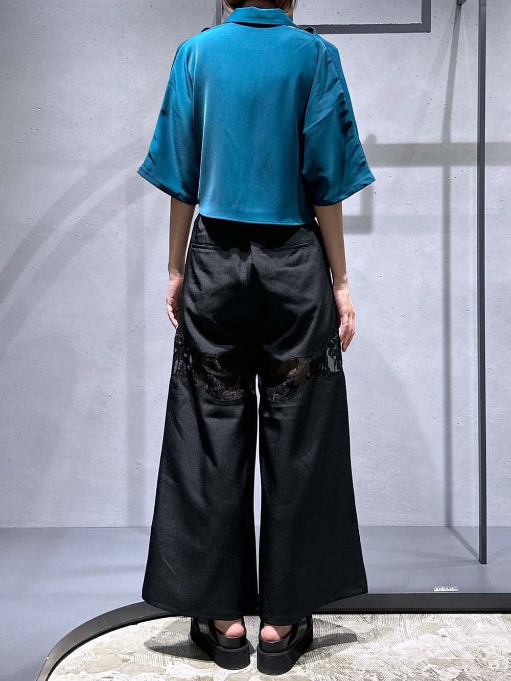 ブラック系のサンダル、その他のタンクトップ、ブラック系のその他パンツを着用したレディースの夏コーディネートの3枚目の写真