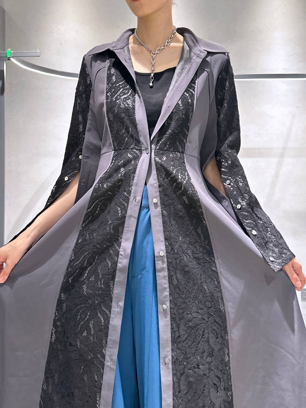 ブラック系のワンピース、ブルー系のその他パンツ、ブラック系のブーツを着用したレディースの夏コーディネートの6枚目の写真