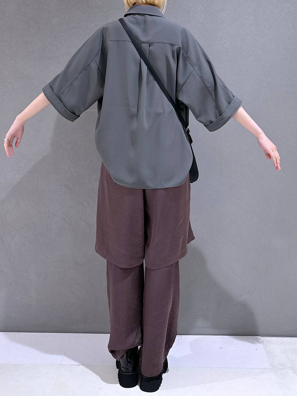 ブラック系のサンダル、パープル系のその他パンツ、グレー系のシャツ/ブラウスを着用したレディースの春コーディネートの4枚目の写真